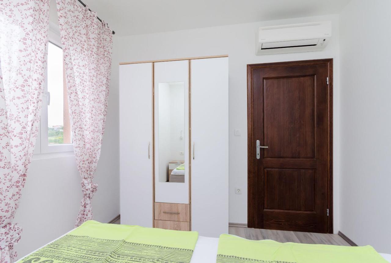 Apartments And Room Ljubica Lopar Exterior photo