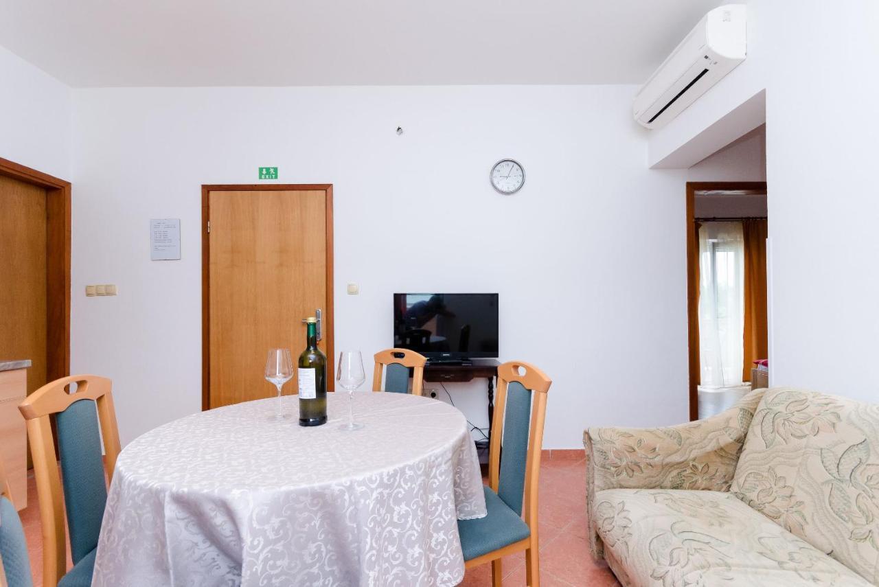 Apartments And Room Ljubica Lopar Exterior photo
